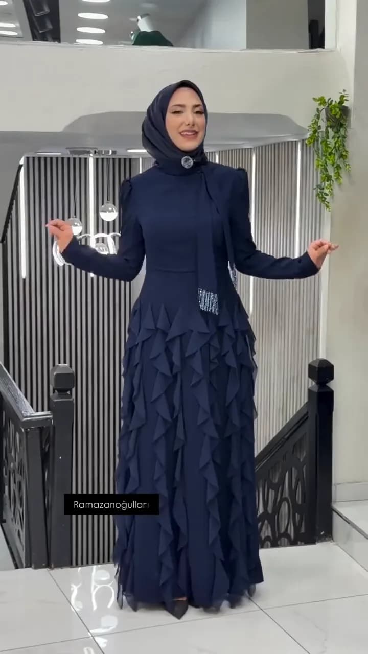 ALT KISMI PÜAKÜL DETAYLI ELBİSE
